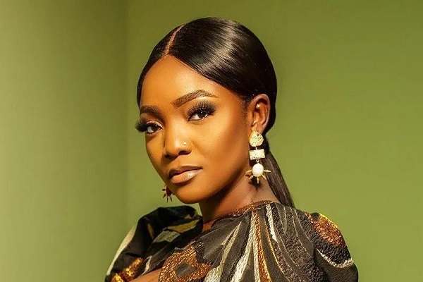 Simi apologises for wearing swimsuit to the pool